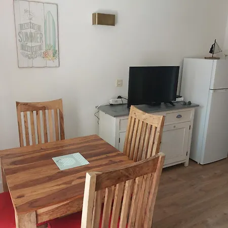 2 Pieces Terrasse Clilm A 400 M De La * Golfe-Juan