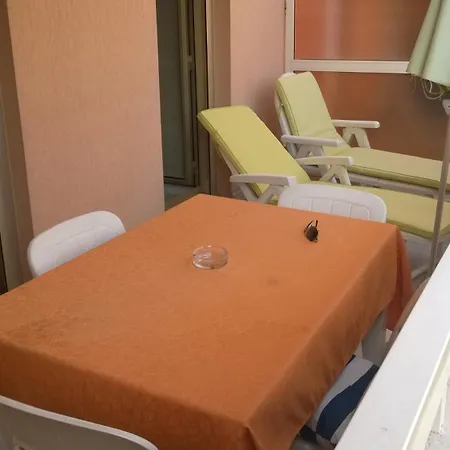 Appartement 2 Pieces Terrasse Clilm A 400 M De La *